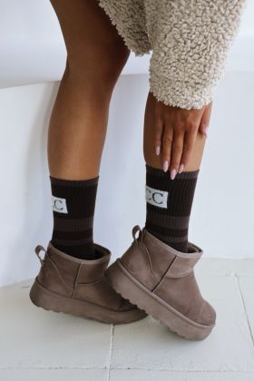 Wysokie skarpetki w paski ze znaczkiem czekoladowy brąz